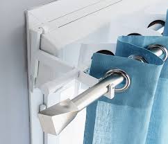 Zoom Sur L Habillage De La Fenetre Deux Barres Rideaux Rideau Fenetre Deco Rideaux Salon