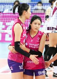 한국 여자 배구대표팀의 간판 김연경(32)이 2020 도쿄올림픽 본선 진출에 감격해했다. M í¬í†  ê¹€ì—°ê²½ í'ˆì— ì•ˆê¸´ ì´ë‹¤ì˜