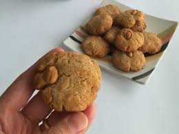 Amalgamareil burro con lo zucchero, lo zucchero grezzo di canna, il sale e il burro di arachidi per cira un minuto fino ad ottenere una crema spumosa ed omogenea. Ricetta Biscotti Vegani Al Burro Di Arachidi Dolcidee
