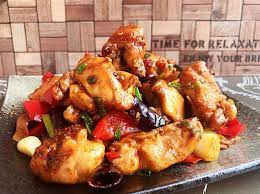 chili chicken 少油版辣子雞丁 食譜主食材 雞胸肉300g 紅甜椒半顆 爆香用食材 辣豆瓣醬1大湯匙 蒜頭5瓣切 半 蔥1根切段 辣椒隨意 乾辣椒3大湯匙 醃料 1 2顆全蛋液 醬油1大湯匙 1小匙玉米粉 調味料 food recipes chicken wings