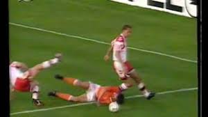 Da danmark er blandt værtslandene til em 2020, ligger det allerede klart, hvilken gruppe danmark bliver parret med en nation fra hvert seedningslag, og da danmark selv er placeret i seedningslag tre. Famous Henrik Andersen Injury During Euro 1992 Was It A Penalty Though Youtube