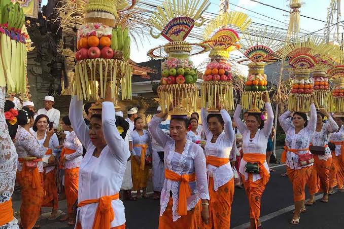 Ofrendas tradicionales realizadas por habitantes de Bali frente a un templo