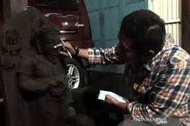 Bukan hanya alat musik, di setiap daerah bisanya juga mempunyai lagu daerah, pakaian adat dan juga seni tari yang menjadi ciri khas daerah tersebut. Tim Bpcb Jateng Temukan Arca Agastya Di Situs Candisari Antara News