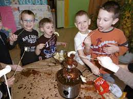 Podczas święta czekolady, nie zabrakło także degustacji różnych smaków czekolady, malowania czekoladą na kartce. Czekolada Od Rana Swiatowy Dzien Czekolady W Przedszkolu Nr 6 Zdjecia Suwalki24 Pl Suwalski Dziennik Internetowy Suwalki Augustow Sejny Suwalszczyzna