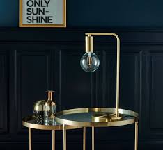 Renouvelez Les Codes D Une Deco Contemporaine Avec Cette Lampe Doree Au Design Un Peu Retro Ultra Tendance Elle Lampe A Poser Deco Contemporaine Deco Moderne