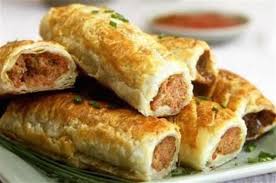 Roules De Pate Feuilletee Farcis A La Viande Hachee Australie In 2020 Sausage Rolls Sausage Food