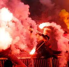 Pyro zur halbzeit seitens der st. Pyroexzesse Beim Derby St Paulis Fans Brullen Eigene Ultras Nieder Welt