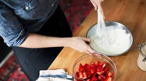 Paling banter tiga hari sudah harus diselesaikan secara adat ada juga yang menyimpan dengan cara dibekukan di freezer, kalau mau digunakan dikeluarkan lagi sampai suhu ruang. 5 Cara Bikin Whipped Cream Sendiri Di Rumah