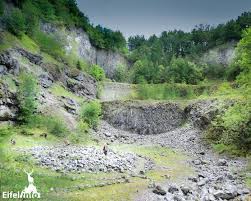 Vulkanen In De Eifel De Arensberg Een Kijkje In De Vulkaan Vulkanen Vakantie Ideeen Vakantie