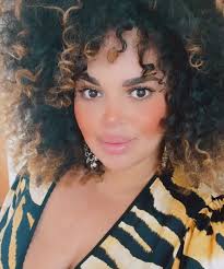 Laura Bartlett's Instagram, Twitter & Facebook