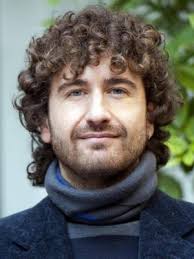 Napoli il 17/9/1975+ età e segno si forma giovanissimo come. Alessandro Siani Altezza Altura Peso Misure Eta Biografia Wiki
