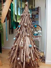 Une fois le sapin assemblé facilement avec clous, colle ou ficelle selon le modèle. Sapin En Bois Flotte A Faire Soi Meme 50 Sapins De Noel En Bois Flotte Diy
