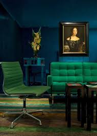 Couleur Bleu Paon En Deco 15 Superbes Associations De Couleurs En 2020 Couleur Bleue Mobilier En Bois Fonce Fauteuil Bleu
