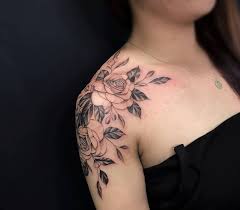 Tatuagem De Flor No Ombro 65 Fotos De Todos Os Estilos Para Se Inspirar Para quem busca ideias de tatuagem no ombro feminina e com estilo delicado, ha diversas inspiracoes, mas os modelos com tracos finos trazem mais a a tatuagem de flor de lotus no ombro traz um desenho de medio a grande, e e uma boa opcao para quem quer uma tattoo de destaque. tatuagem de flor no ombro 65 fotos de