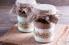 צנצנת מתנה עם עוגת עשה זאת בעצמך פודי Foody Recipe In 2020 Diy Food Gifts Wedding Cake Recipe Holiday Treats