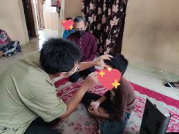 Katarak adalah ketika kaca di dalam mata anda menjadi malap, biasanya disebabkan oleh penuaan. Ashvin Nair Ashnair 11 Twitter