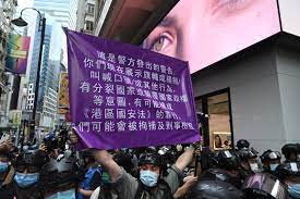 Jul 01, 2020 · 據香港商報報導，在 港版國安法 上路後，香港警方也增加了一面新的警告旗：「紫旗」。 文匯報則指出，香港今天有5,000名警力待命，若有人在集會遊行中揮動「港獨」旗幟、標語，或呼喊「港獨」口號，警方無須事先警告就可直接逮捕。 é€™æ˜¯è­¦æ–¹ç™¼å‡ºçš„è­¦å'Š ä½ å€'ç¾åœ¨å±•ç¤ºæ——å¹Ÿæˆ–æ©«é¡ å«å–Šå£è™Ÿ æˆ–å…¶ä»–è¡Œç‚º æœ‰åˆ†è£‚ æµ·æµè¨­è¨ˆflowing Design Facebook