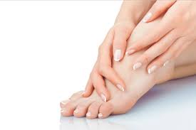أسباب وعلاج برودة القدمين مجلتك