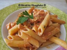 Preparazione penne al salmone e funghi condividi un primo piatto sul genere mare e monti dal sapore un po' diverso dal solito: Penne Al Salmone In Rosso Ricette Sbagliate