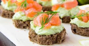 Bonjour , voila une délicieuse recette bien gourmande idéal pour un goûter gourmand que sa soit pour les petits ou pour les grands il s'agit de tarte au chocolat , elle ce compose d'une pâte sablé bien fondante garni d'une bonne ganache au chocolat et pour. Recette De Canapes D Avocats Au Saumon Fume Et Citron Vert Facile Et Rapide A Realiser Gouteuse Et Dietetique In Recette Aperitif Avocat Saumon Toast Avocat