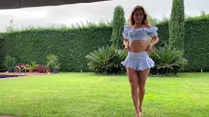 Ziemlich sexy Nachbarin verführte mich zu einem Gonzo-Fick mit  Blowie-Rimjob und Mund-Cumshot im Garten