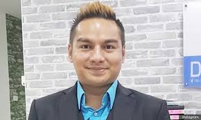 Ada dikalangan mereka mendakwa boy iman membeli gelaran 'dato' daripada kerabat naning. Malaysiakini Boy Iman Tergelak Dapat Tahu Diisytihar Muflis