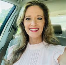 The Nurse and Her “Baby Apron” 👶🔥 In 1968, nurse Vera Leonard came up  with a radical idea: a special apron with six pockets — each big enough to  carry a baby.