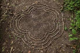 James Brunt Organizes Leaves And Rocks Into Elaborate Cairns And Mandalas In 2020 Land Art Nature Mandala English Artists