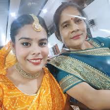 Divya Dhiman's Instagram, Twitter & Facebook