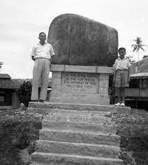 Anda akan dapati sebuah memorial peringatan yang dipanggil 'batu bertenggek' di persimpangan sebuah jalan utama di teluk intan. Sejarah Batu Tenggek Teluk Intan Yang Dikatakan Hidup