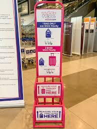 Pasagerii care dețin bagaje la cală trebuie să se prezinte la biroul de predare a bagajelor cu cel puțin 40 de minute înainte de decolarea zborului. What To Know Before Your First Flight With Wizz Air Joy Della Vita Travelblog