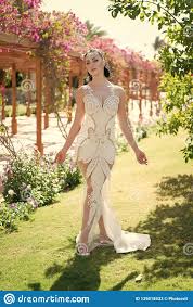Luftige sommerkleider in großen größen. Exotische Braut Attraktives Sexy Teures Kleid Des Madchens Dame In Der Luxusausstattung Geht Exotischer Gartenhintergrund Frau Bi Stockbild Bild Von Feier Ausstattung 139018433