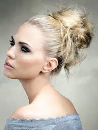 À la fois trop courts pour de belles longues tresses mais pas assez longs pour un beau chignon, tous les matins c'est la panique dans. Chignon Flou La Coiffure De Fete Facile A Faire Soi Meme