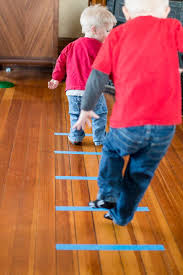 11 Giochi Di Movimento Da Fare In Casa Senza Distruggerla Giochi In Palestra Per Bambini Attivita Di Movimento Attivita Motorie Per Bambini