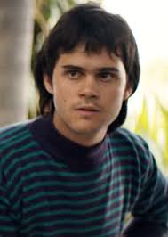 El cartel de los arellano félix ha monopolizó las rutas de tráfico de drogas durante más de 20 años a través de tijuana, hasta la muerte de ramón en 2002 y la captura de javier arellano félix. Eduardo Arellano Felix Narcos Mexico Tvmaze