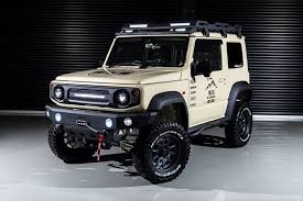Lo hace gracias a omitir las defensas y varios elementos sobre los guardabarros, así como tener los paragolpes desplazados hacia el interior. This Body Kit Modifies Suzuki Jimny Into An Off Road Beast Details Inside