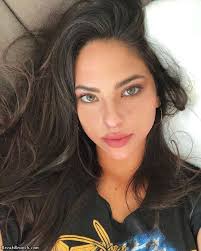 Discover the sexiest black hair with highlights ideas that will have you running to the salon in no dark hair is one of the hottest trends at the moment. 27 Sexy Girls With Dark Hair Breakbrunch