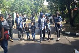 Oleh pakdosendiposting pada 3 februari 2021. Sylviana Murni Jalan Kaki Bersama Keluarga Ke Tps Pondok Kelapa Republika Online