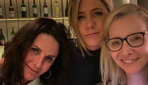 I will not be phoebe, kudrow stated. Emmys 2020 Jennifer Aniston Courteney Cox Lisa Kudrow Hold Mini F R I E N D S Reunion Television News Zee News