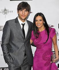 Ashton kutcher e l'ex moglie demi moore nel 2011 kutcher ha avuto relazioni con diverse attrici, come january jones (dal 1998 al 2001), ashley scott (dal 2001 al 2002), monet mazur (2002) e brittany murphy (dal 2002 al 2003). Von Ex Mann Ashton Kutcher Demi Moore Wurde Zum Sex Zu Dritt Gedrangt Leute Bild De