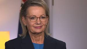 Spoon in champagne bottle: Does it help keep champagne fresh?