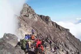 Magma akan keluar karena adanya tekanan dan menyebabkan gunung meletus. Fakta Di Balik Pasar Bubrah Gunung Merapi Yang Terkenal Angker Dan Disebut Pasar Setan Semua Halaman Suar