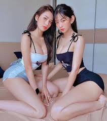Hồng nhung (sinh ngày 15 tháng 3 năm 1970, tại hà nội) tên đầy đủ là lê hồng nhung, tên thân mật là bống, là một ca sĩ nhạc nhẹ của việt nam, từng giành được 8 đề cử cho giải cống hiến. Le Bá»'ng Chá»¥p áº£nh 18 Ben Trang Le 2sao