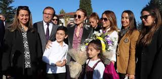 + turizm bakanı mehmet ersoy'un eşi pervin ersoy'un elini öptürdüğü çalışanına 100 dolar verdiği kareyi paylaşması büyük tepki çekti. Kultur Ve Turizm Bakani Ersoy Un Esi Safranbolu Yu Gezdi