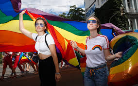 A takový průvod potřebuje vlajku! Prague Pride Free Hugs Free Kisses K47 Cz