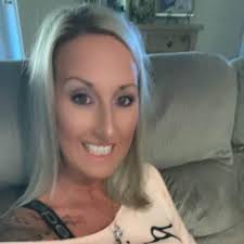 A little neutral smokiness from today's stream Avon true color Chocolate  sensation eyeshadow hi-brow sculpting gel