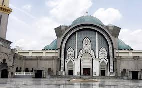 Hal menarik dari masjid national ini bisa dilihat dari desain kubah utama yang dimilikinya yang mirip dengan. 6 Masjid Termegah Di Negara Malaysia Wajib Anda Kunjungi