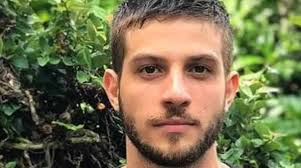 Get all the lyrics to songs by chay suede and join the genius community of music scholars to learn the meaning behind the lyrics. Chay Suede Mostra O Rosto De Sua Bebe De 10 Meses E Se Declara