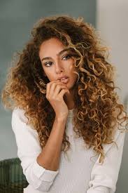 Do You Have Curly Hair It Is Not A Problem As You Can Easily Curl Your Beautiful Tresses For Curly Hair Styles Curly Hair Styles Naturally Curly Hair Photos