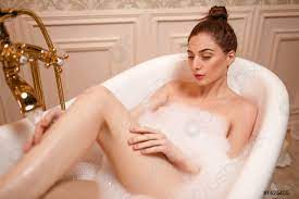 Ein kinderfoto aus der badewanne hat wahrscheinlich fast jeder irgendwo im familienalbum. Hautpflege Fur Frauen In Der Badewanne Foto Vorratig Crushpixel